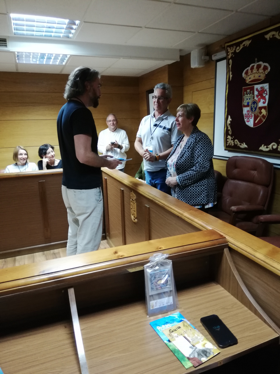 Handing over the gifts to the mayoress of Almadén